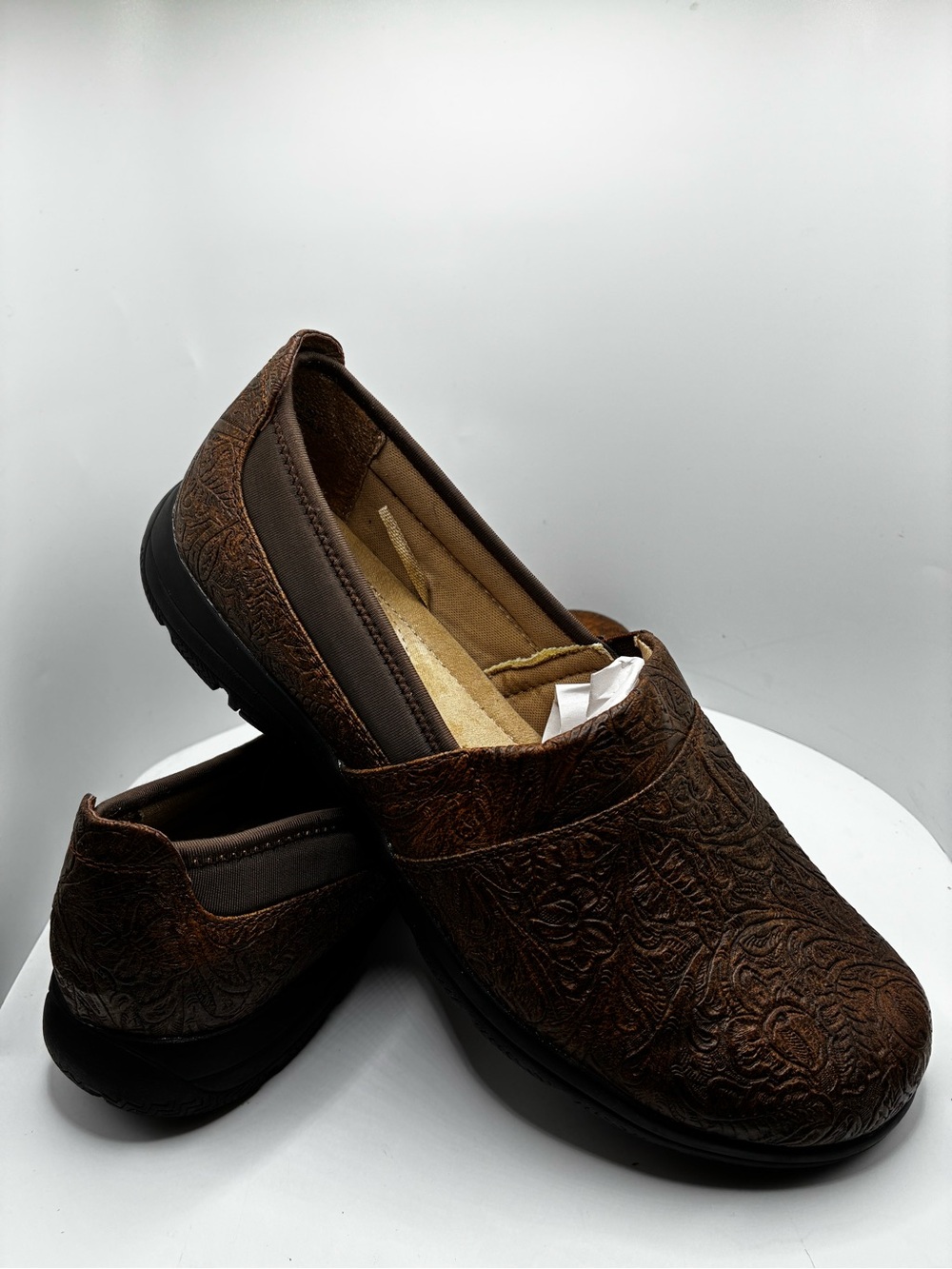 KIM ROGERS WOMANS SHOE/ 8M
BROWN/ CASUAL/ EMBOSED DESIGN